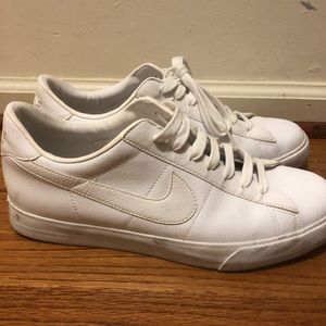 white nike sneaks 👟